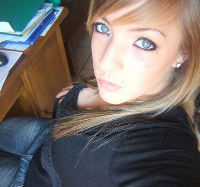 BlueEyes22 - Attraktive Maus allein zuhaus...